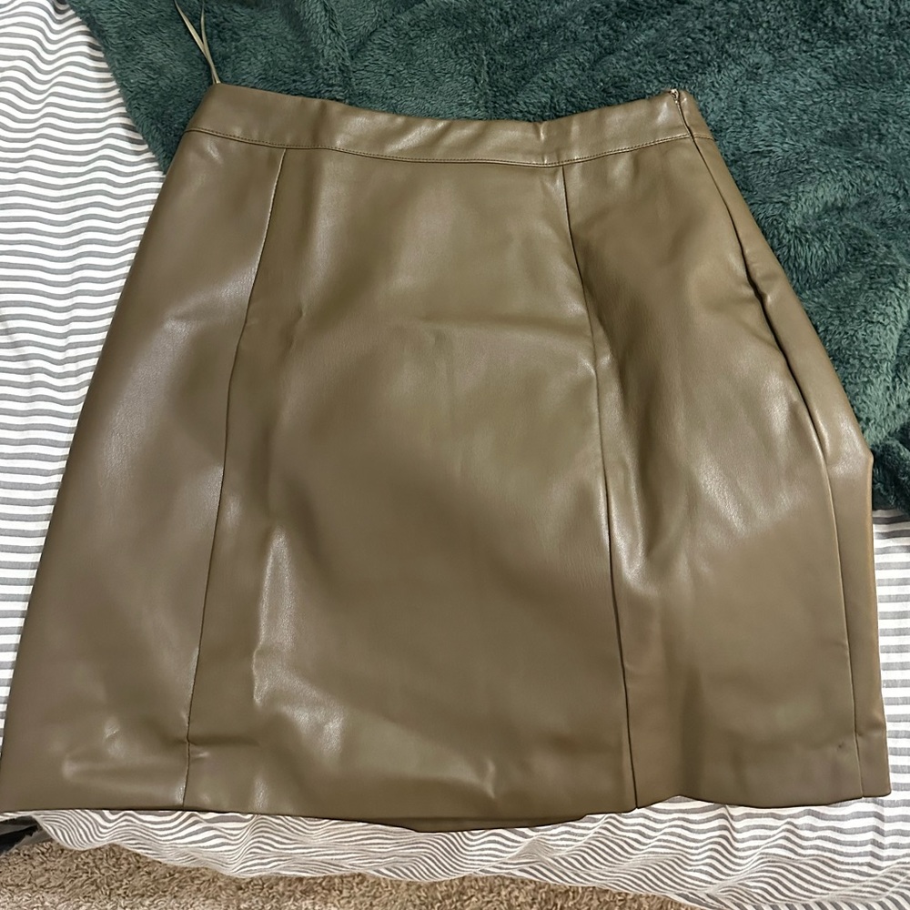 Size small never worn leather skirt